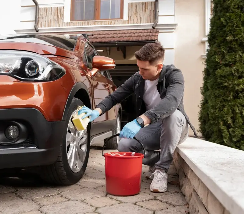 Lavage auto à domicile Le Menoux : professionnel intervenant sur un véhicule